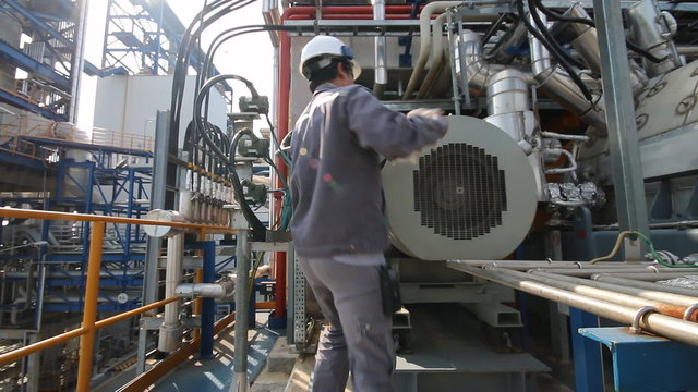 Maintenance technician to working in refinery plant
