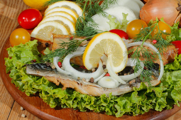 Geräuchertes Makrelenfilet, geräuchert, Salat, Zitronen, Zwiebel