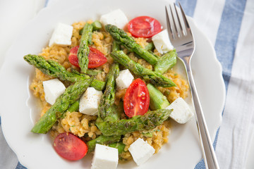 Salat mit roten Linsen und grünem Spargel