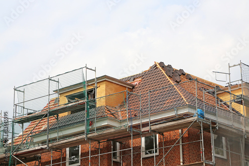 "Neues Dach für Backsteinbau" Stockfotos und lizenzfreie Bilder auf