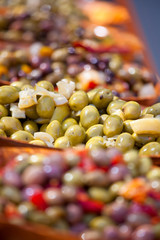 Olives vertes et noires au piment