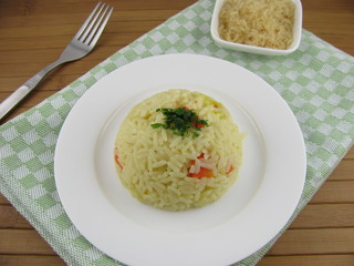 Gekochter Reis mit Möhren