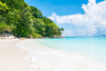 Fototapeta na wymiar Beautiful tropical beach
