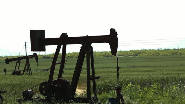 &Ouml;lfeld mit Rosskopf-Pumpen (Jack-Pump) in Texas