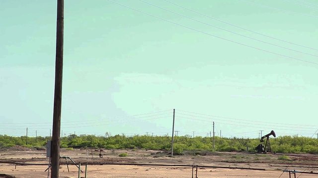 sandiges &Ouml;lfeld mit &Ouml;lpumpen (Rosskopf)