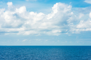 Naklejka na ściany i meble Pacific Ocean and perfect sky