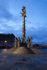 Fototapeta na wymiar Pillory Twisted Column in Porto by Night