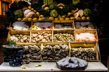 Muscheln und Austern zum Verkauf