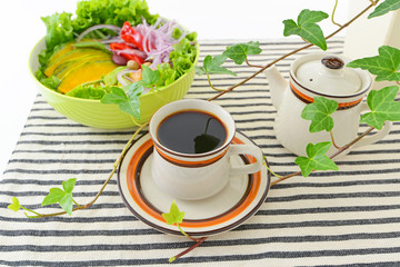 新鮮なサラダと珈琲