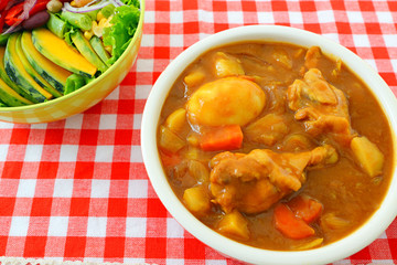 美味しそうなカレーとサラダ