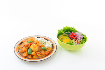 美味しそうなカレーライスとサラダ