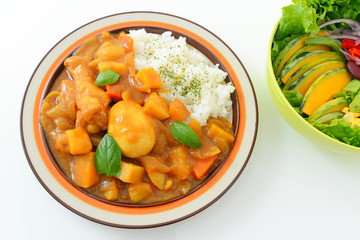 美味しそうなカレーライスとサラダ