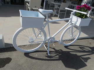 Fototapeta na wymiar Grèce - Ile de Rhodes - Vélo blanc fleuri