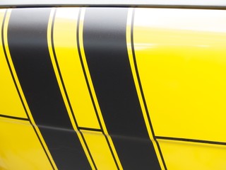 Rallyestreifen in Mattschwarz auf leuchtendem Gelb im Stil der Siebzigerjahre eines französischen...