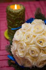 Bouquet di rose bianche e candela accesa