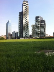 Obraz premium grattacieli nel verde