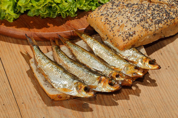 Sprotten, geräuchert, Salat, Körnerbrötchen