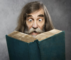 Senior Old Man Read Book, Amazing Face Crazy Shocked Eyes - obrazy, fototapety, plakaty