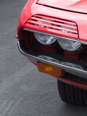 Scheinwerferabdeckung mit Lamellen eines roten italienischen Sportwagen der Siebzigerjahre im...