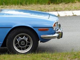 Blauer Achtzylinder Sportwagen der Siebzigerjahre aus Großbritannien mit Leichtmetallfelge beim...