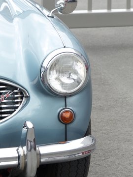 Scheinwerfer eines britischen Roadster und Sportwagen Klassiker der Sechziger Jahre beim Oldtimertreffen am Oldtimer-Park Lippe in Lage bei Detmold in Ostwestfalen-Lippe