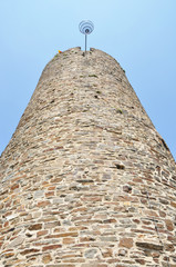 Burgturm in Alken an der Mosel mit Katapult