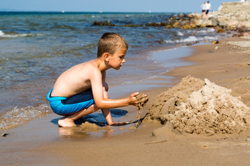 Fototapeta na wymiar Boy playing at the beach