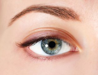 Obraz premium Oko młodej kobiety z kropli łzy z bliska