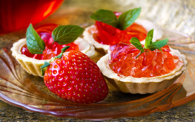 Tiny cupcakes with strawberry, jelly and mint
