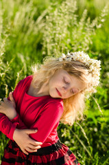 Obraz premium blond girl in grass