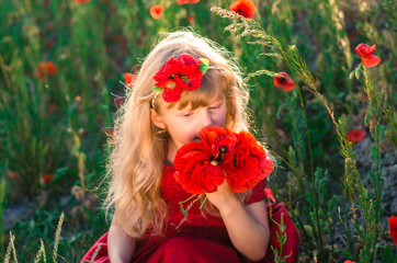 Naklejka premium beautiful blond child with poppy flowers