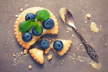 Broken tartlet with lime curd and blueberries