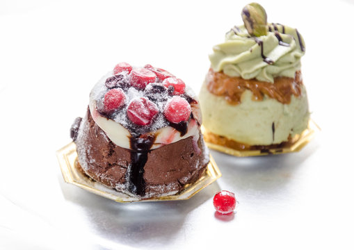 pasticcini alla crema e frutta su sfondo bianco