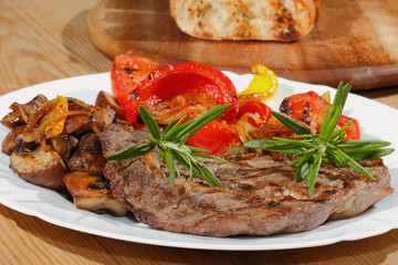 Gegrilltes Rindersteak,Champignons, Paprika, Tomaten