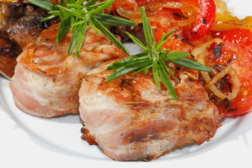 Gegrillte Schweinemedaillons,Champignons, Paprika, Tomaten