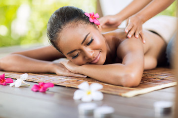 Obraz na płótnie Canvas professional masseur doing massage of female