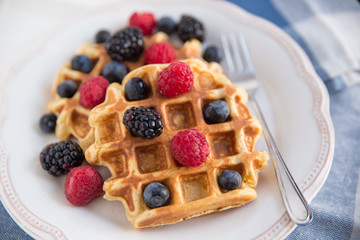 Belgische Waffeln mit frischen Beeren