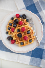 Belgische Waffeln mit frischen Beeren