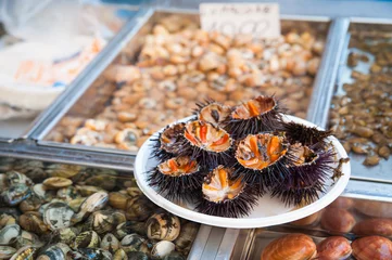 Plexiglas foto achterwand Sea urchins for sale in the fish market of Catania © siculodoc