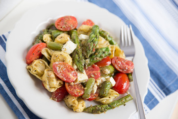 Tortellini mit Spargel und Tomaten