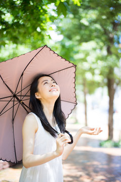 日傘をさす女性