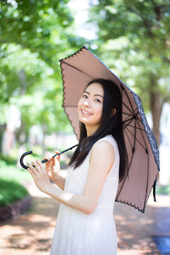 日傘をさす女性