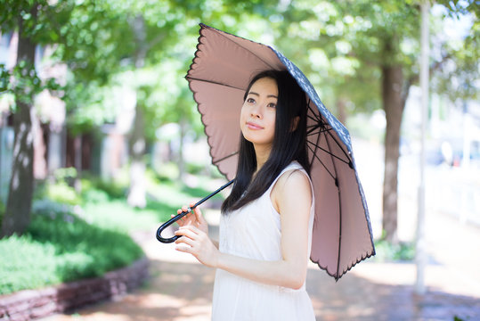 日傘をさす女性