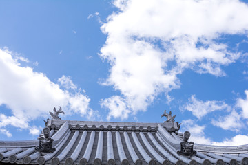 Fototapeta na wymiar お寺の屋根と青空