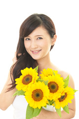 ヘアケアをする女性