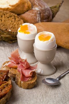 яйца и хлеб  на завтрак
