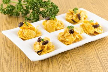 snack made from cornflakes cereal and caramel