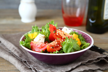 Crispy salad with cheese