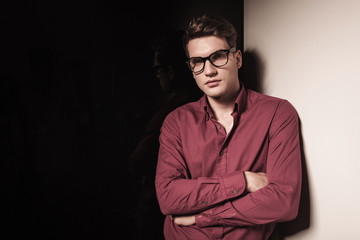 Obraz premium business man standing with his hands crossed
