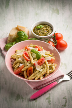 pasta with pesto  tomato e parmesan cheese flake